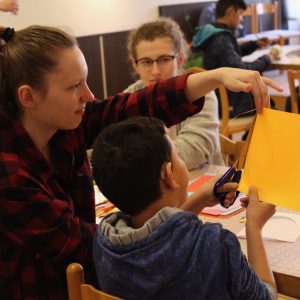 Žiak strihá papier.