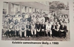 Kolektív zamestnancov školy v roku 1980.