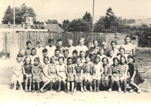 Fotka žiakov triedy. Pravdepodobne r. 1957, kedy p. Repaská vyučovala v národnej škole v Levoči.