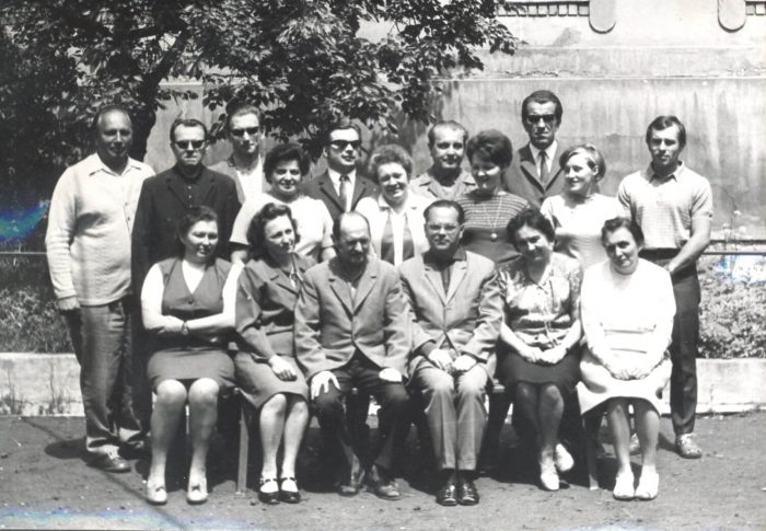 Pedagogický zbor - p. Vierka Ličková (na fotografii prvá stojaca vpravo) nám vymenovala všetkých pedagógov Základnej školy internátnej pre nevidiacich v Levoči (teraz Spojená škola internátna Levoča), ktorých objektív fotoaparátu zachytil v závere školského roka 1968/69. Horný rad zľava: Ján Dravecký, Ján Frkáň, Stanislav Škultéty, Mária Chovancová, Ján Ličko, Žofia Kišová, František Balog, Viera Gregoríková - Lesňáková, Štefan Šoltés (Krešo zo Šerveka), Viera Sadloňová (Ličková), Jozef Holubkovič. Spodný rad zľava: Irena Repaská, Mária Virová, Jozef Kišš, Juraj Mráz, Mária Valentová, Alžbeta Košiarová.