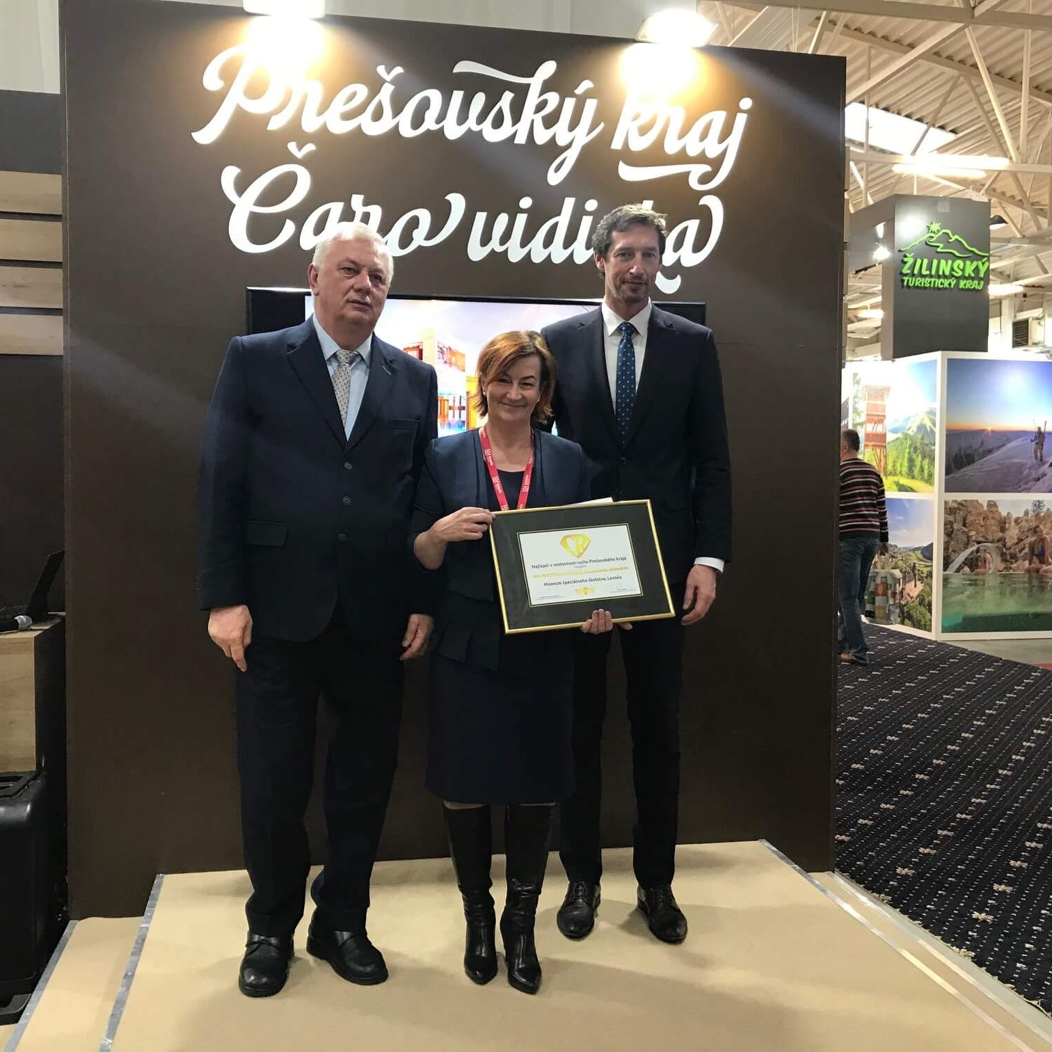 Ocenie 2019 Vedúca múzea, Štefánia Petreková, preberá ocenie Naj kultúrno-náučné zariadenie za rok 2019.