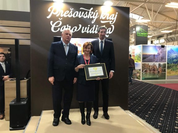 Ocenie 2019 Vedúca múzea, Štefánia Petreková, preberá ocenie Naj kultúrno-náučné zariadenie za rok 2019.