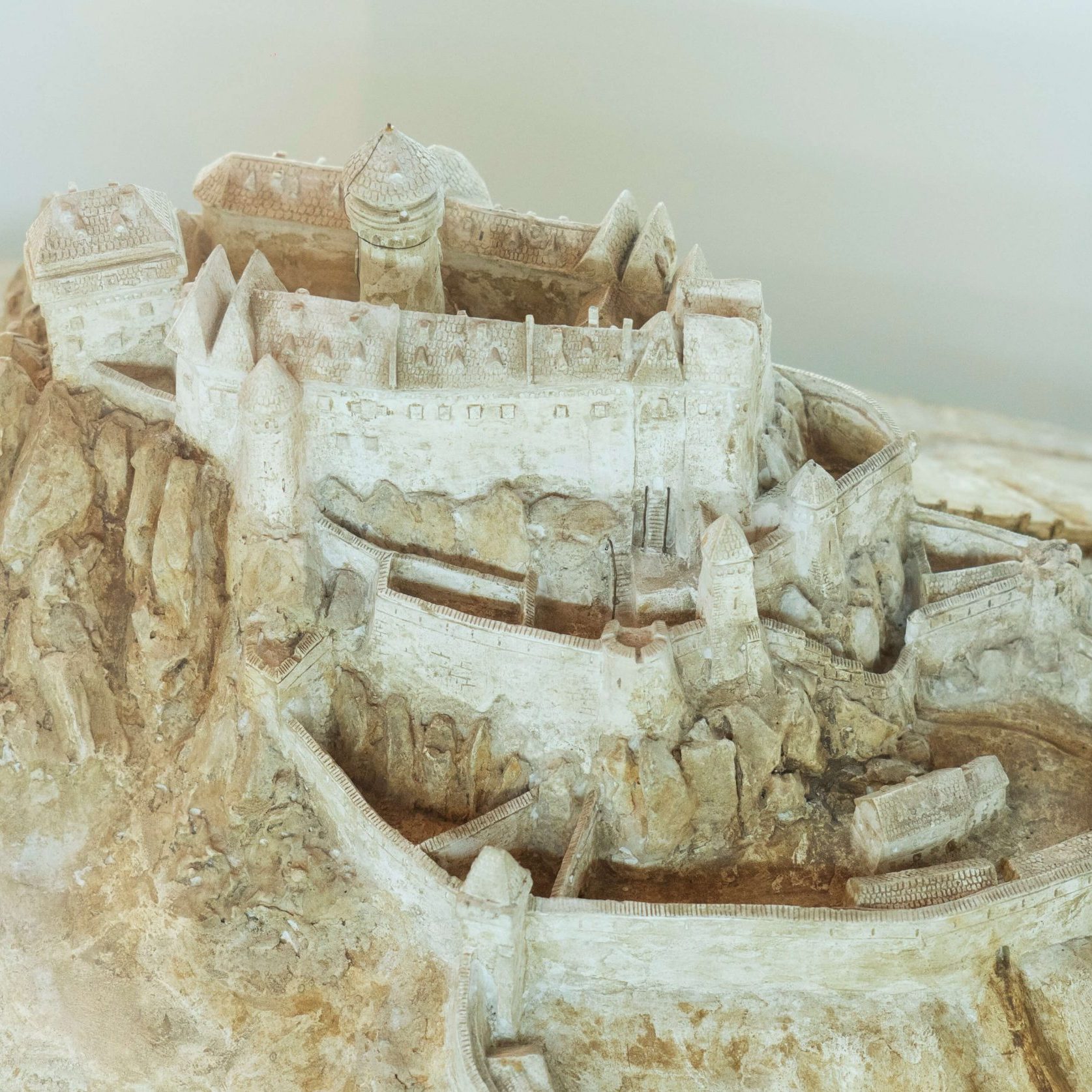 Učebná pomôcka pre nevidiacich žiakov. Sadrový odliatok Spišského hradu.