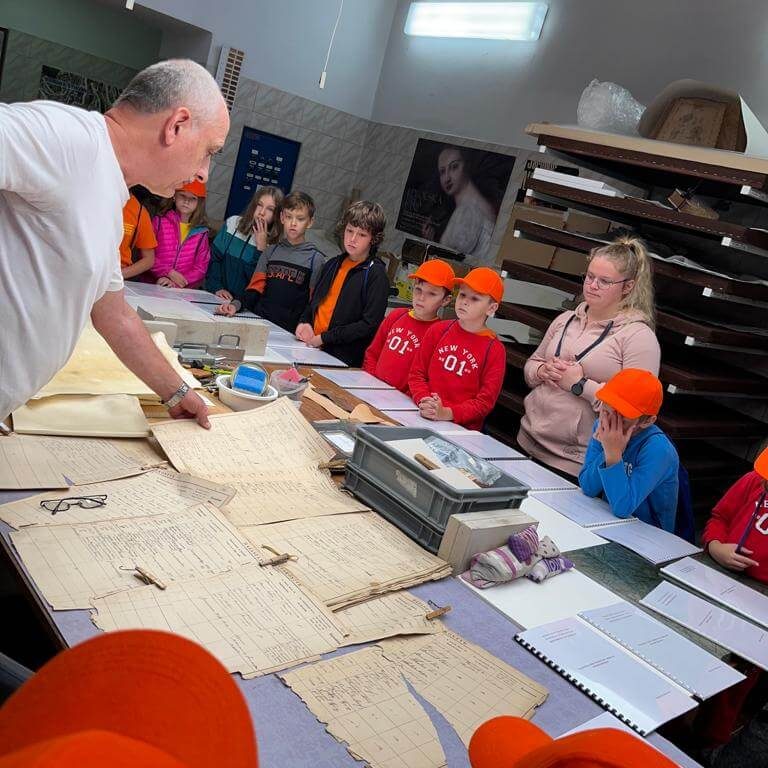 Proces konzervovania kroniky.