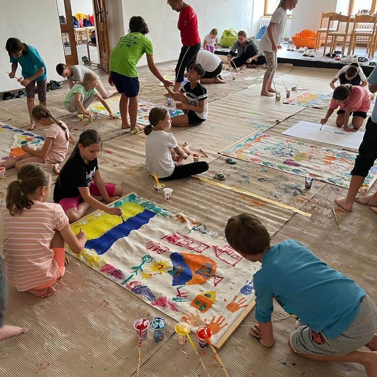 Účastníci maľujú.