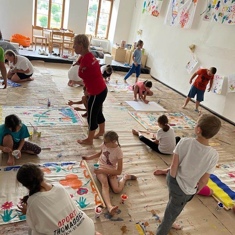 Účastníci maľujú.