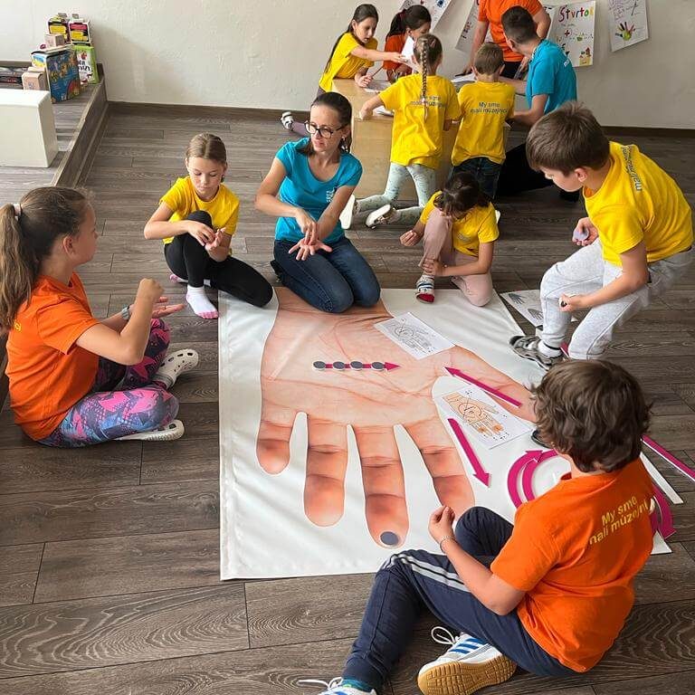 Malí múzejníci sa učia Lormovu abecedu.