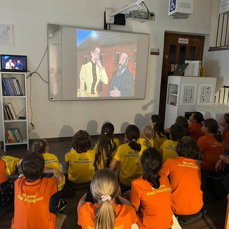 Malí múzejníci pozerajú rozprávku o Helen Kellerovej.