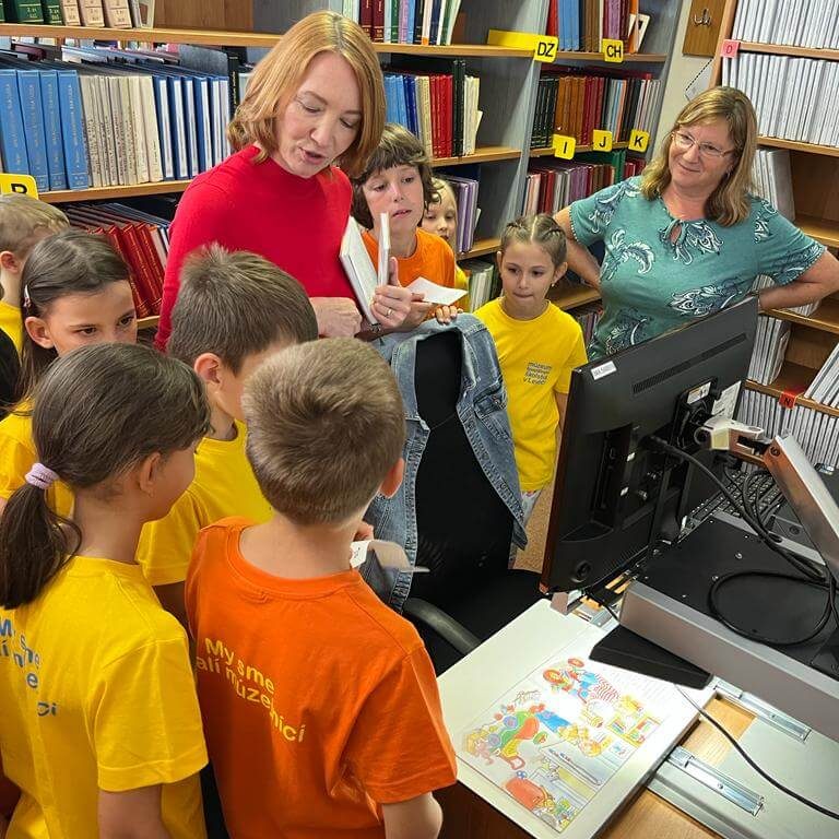 Malí múzejníci v knižnici Mateja Hrebendu.