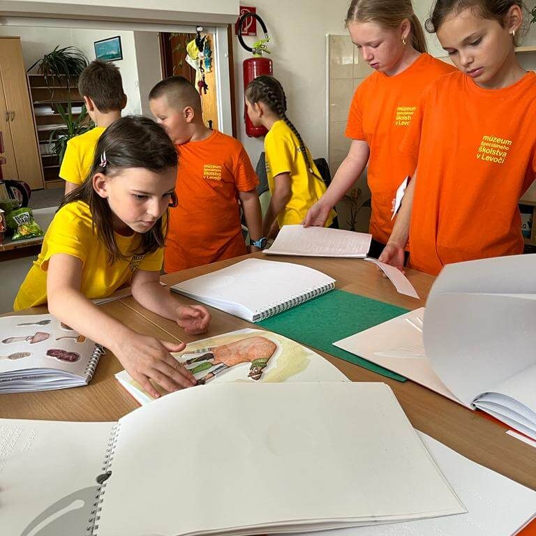 Malí múzejníci v knižnici Mateja Hrebendu.