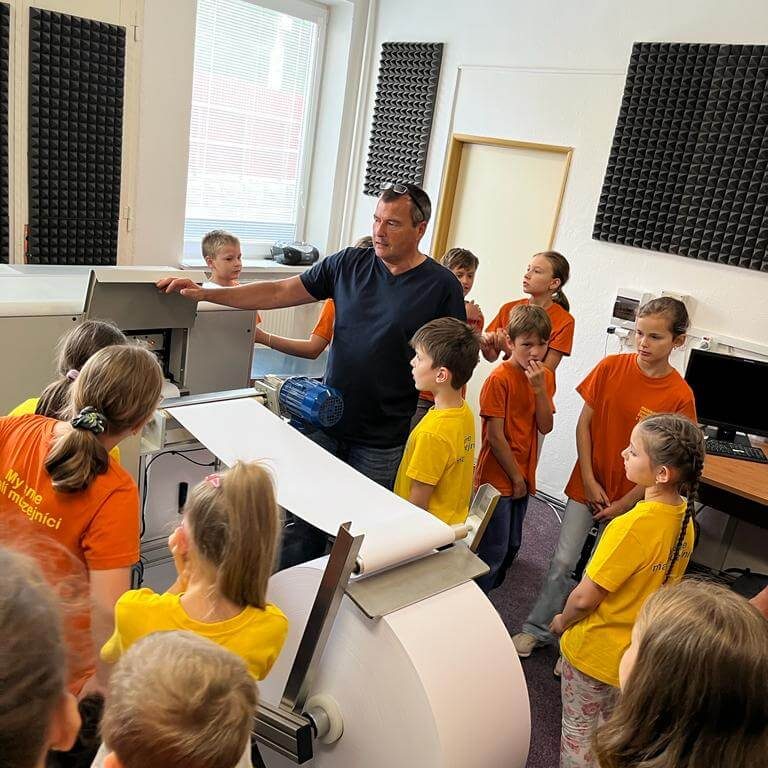 Malí múzejníci v knižnici Mateja Hrebendu.