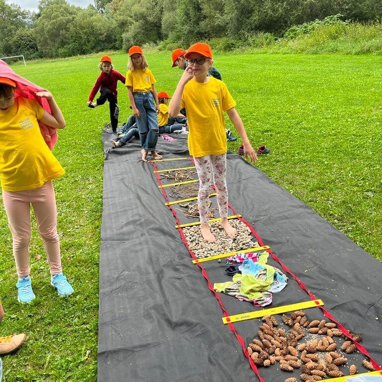 Prechádzka po senzorickom chodníku.