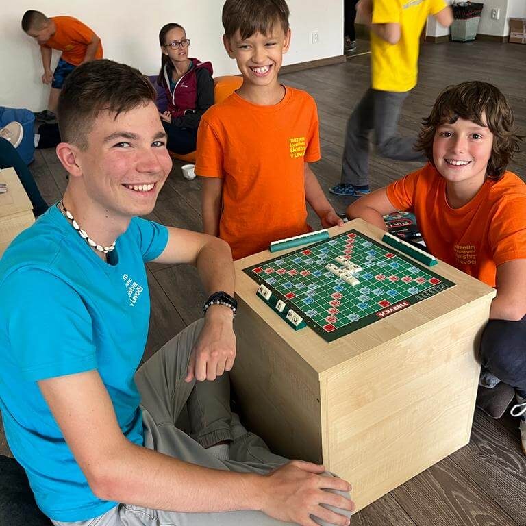 Malí múzejníci hrajúci hry.