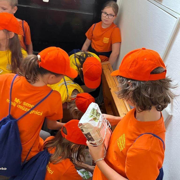 Malí múzejníci našli poklad - odmenu za účasť na prázdninovom projekte.