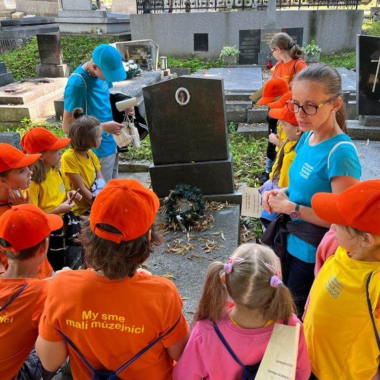 Malí múzejníci pátrajúci po poklade.