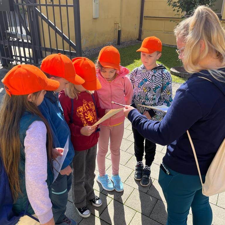 Malí múzejníci pátrajúci po poklade.