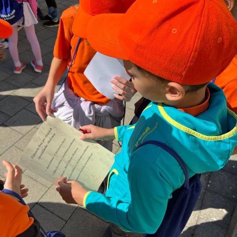 Malí múzejníci pátrajúci po poklade.