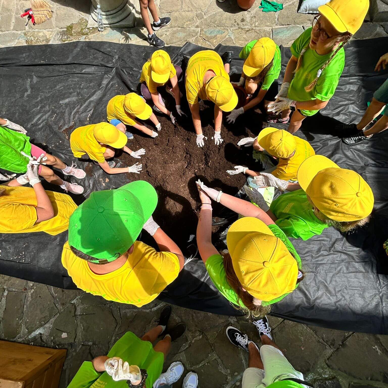 Ekomúzejníci v akcii pracujú so zeminou v átriu múzea.