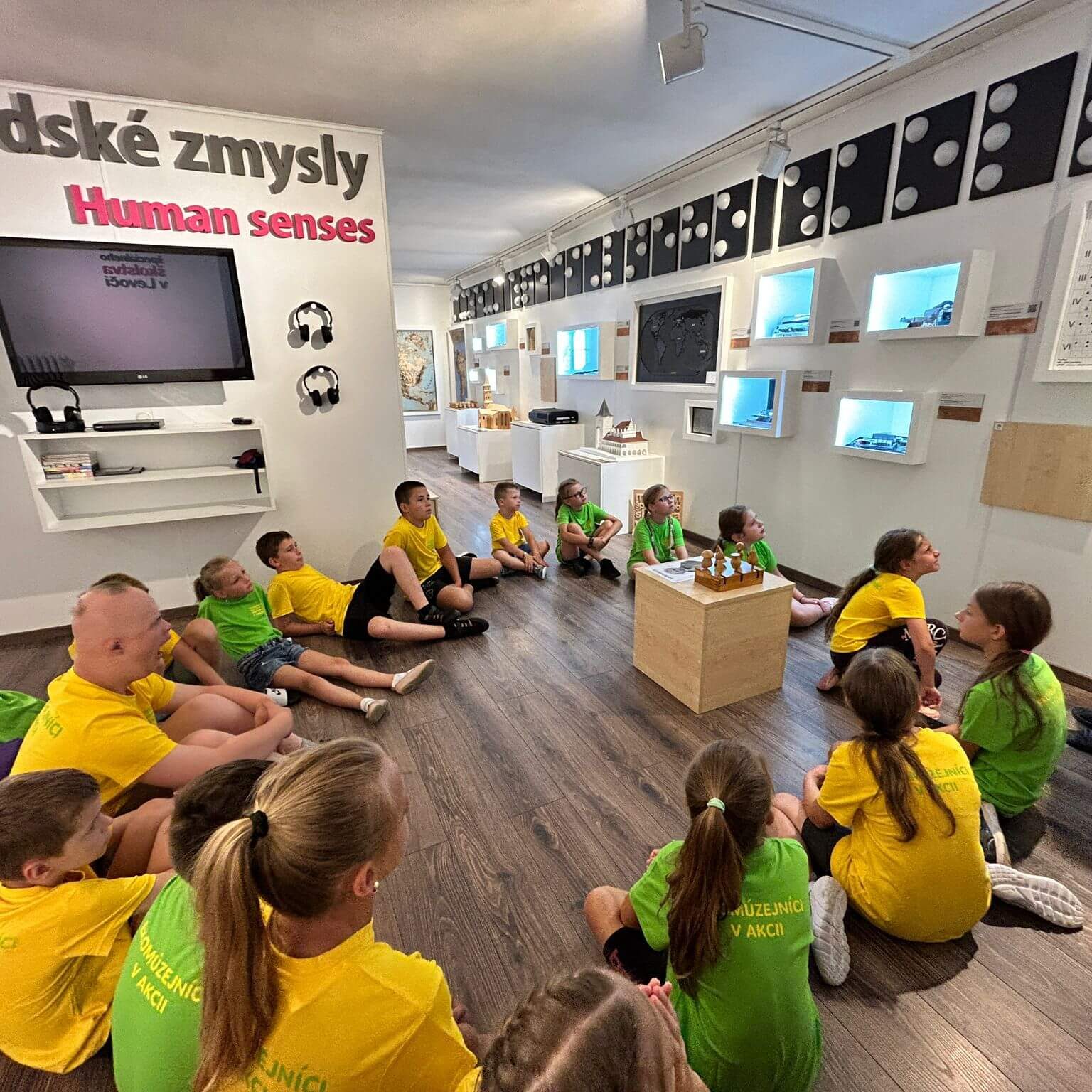 Ekomúzejníci v priestoroch múzea sa dozvedajú informácie o Braillovom písme.