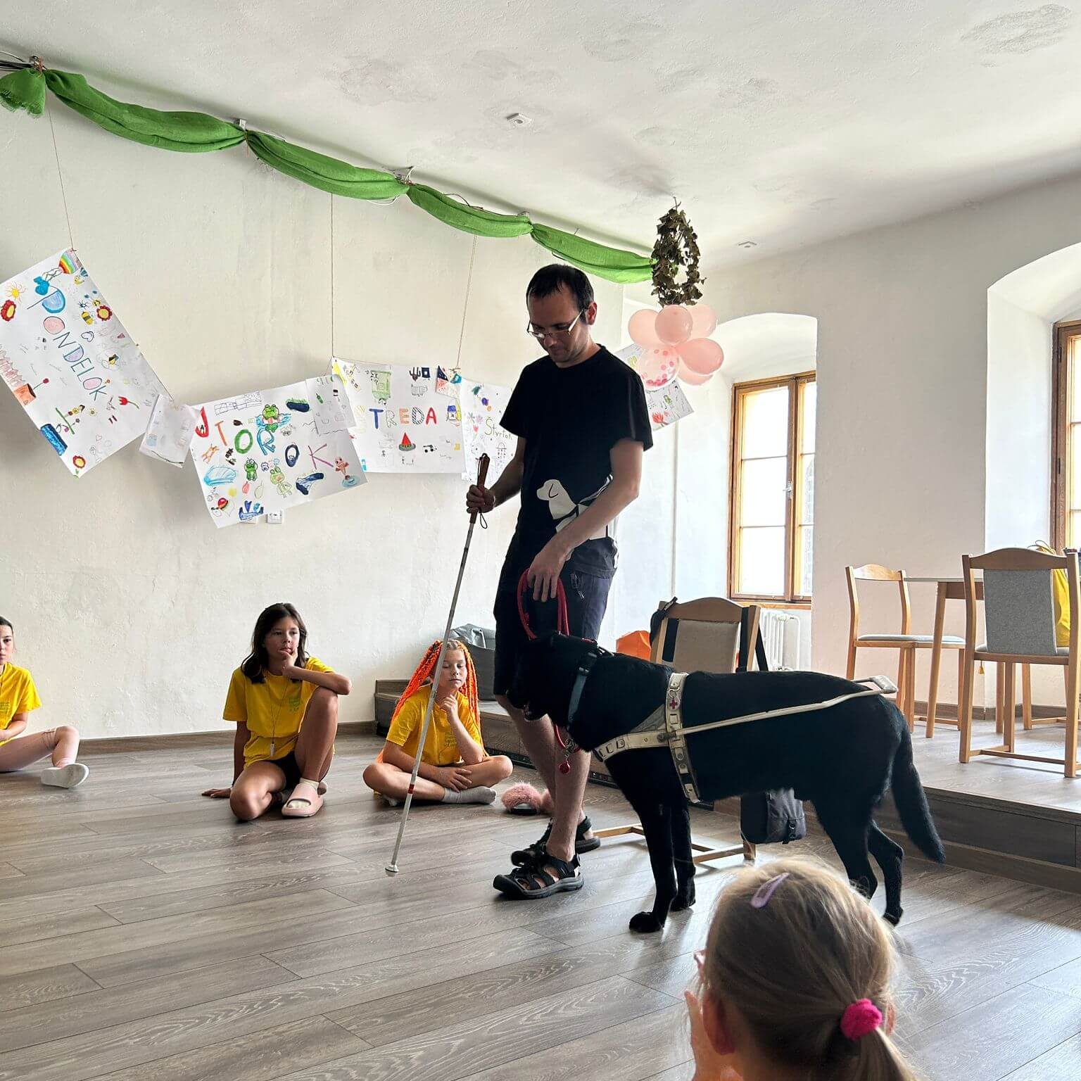 Múzejníci sa zoznamujú s vodiacim psom.