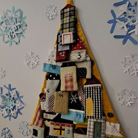 Adventný stromček Adventný stromček s 24 okienkami.