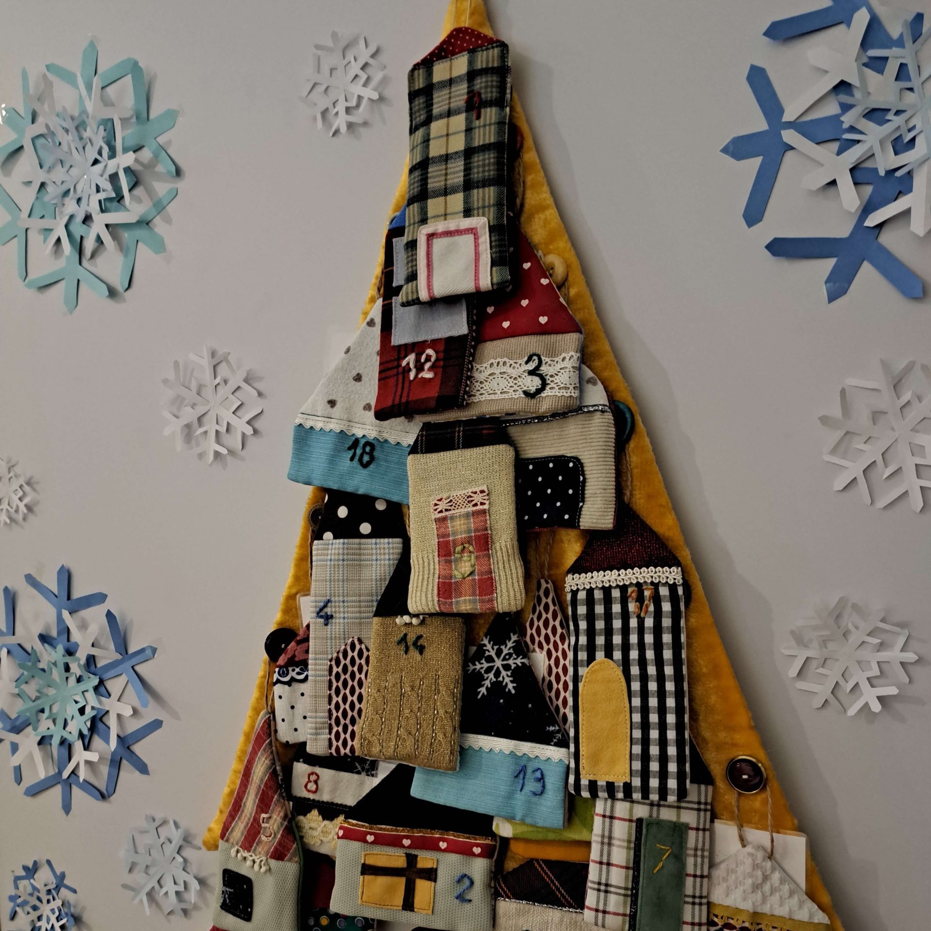 Adventný stromček Adventný stromček s 24 okienkami.