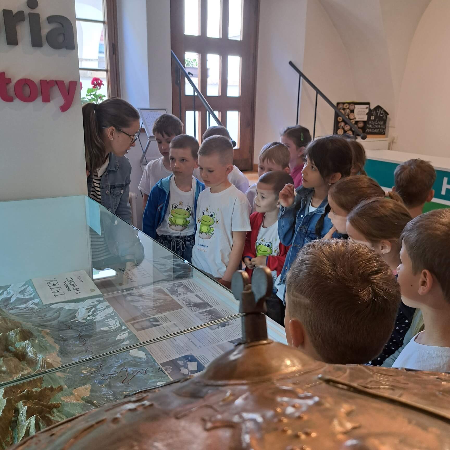 Detskí návštevníci učiaci sa o histórií špeciálneho školstva.