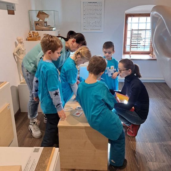 Aspergerov syndróm Návštevníci múzea pri aktivitách.