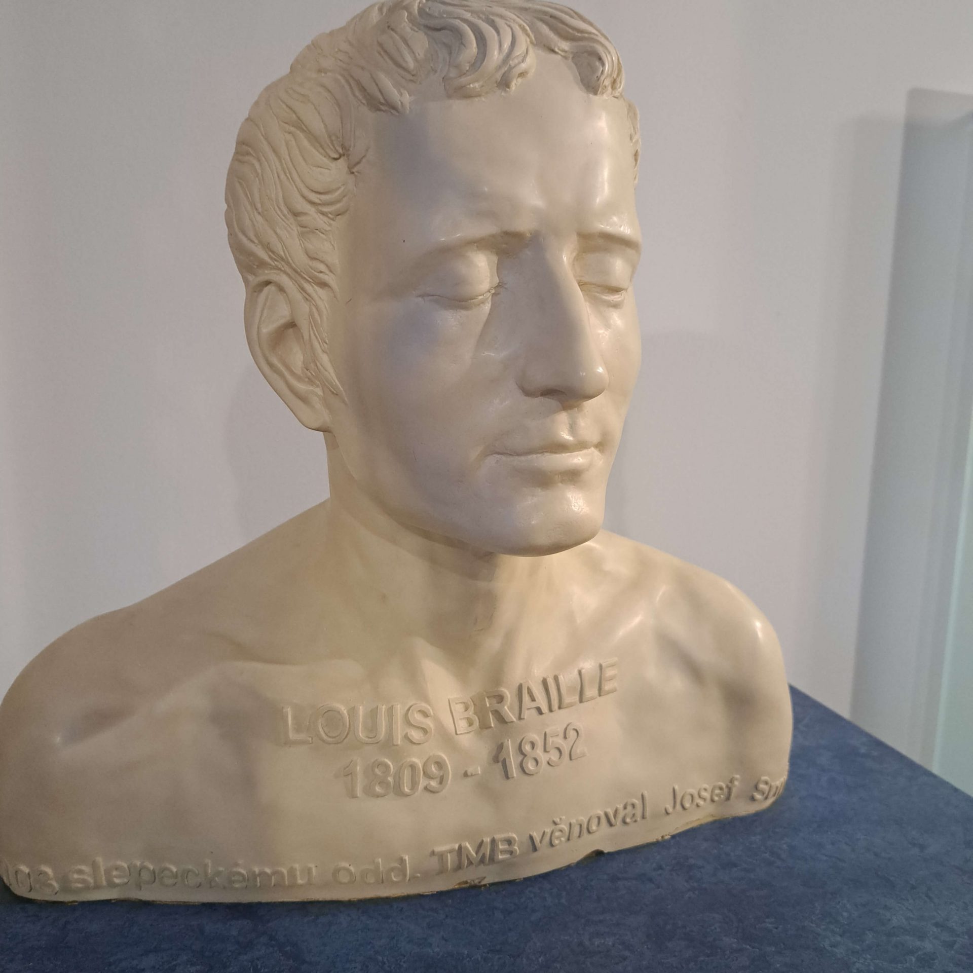 Busta Louisa Brailla.