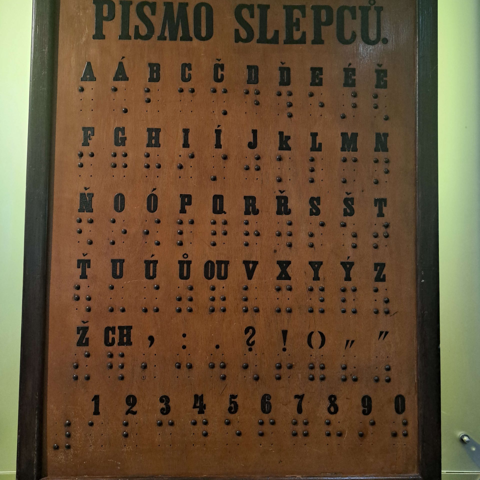 Braillovo písmo. Plagát s názvom Písmo slepcu.