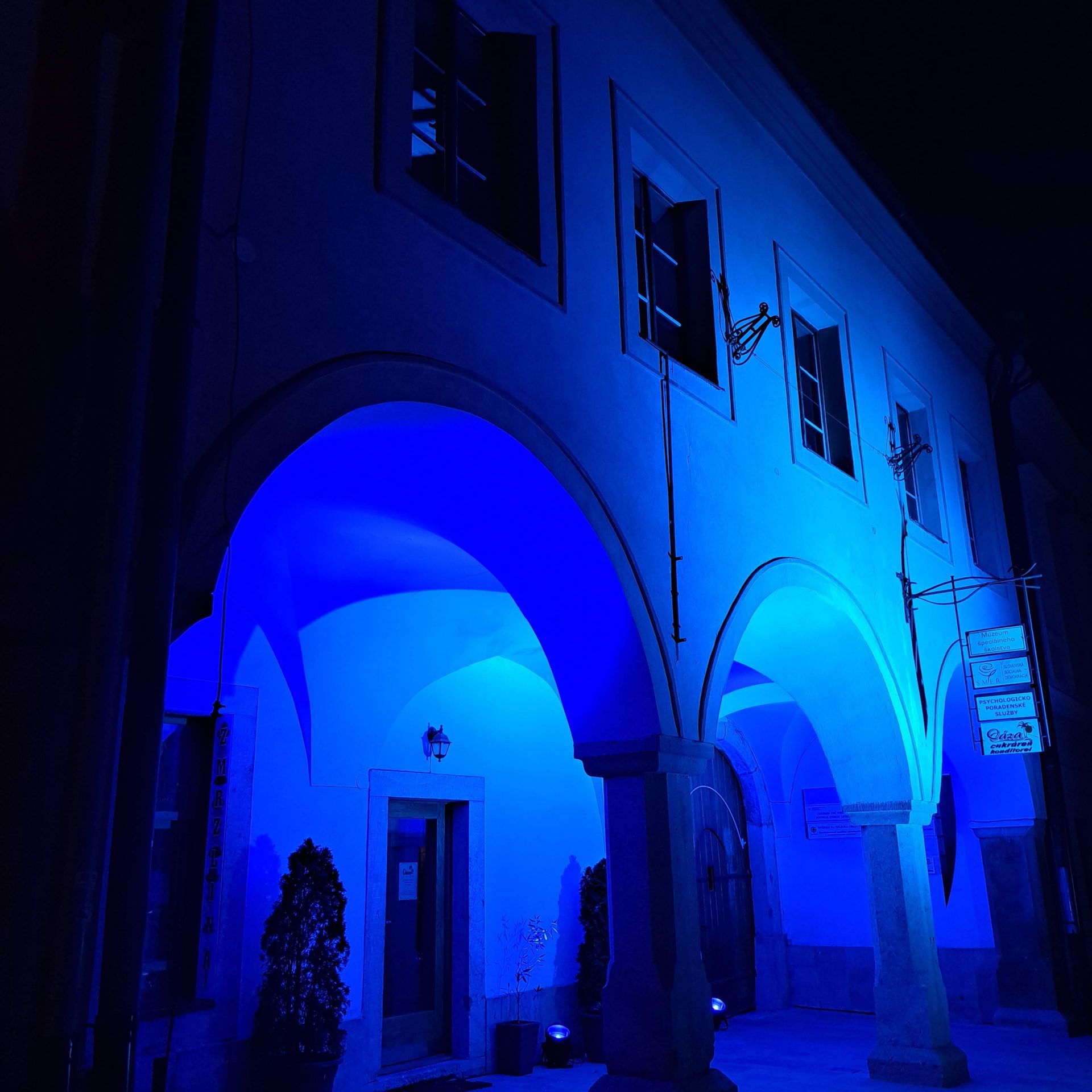 Múzeum špeciálneho školstva v Levoči rozsvietené na modro.