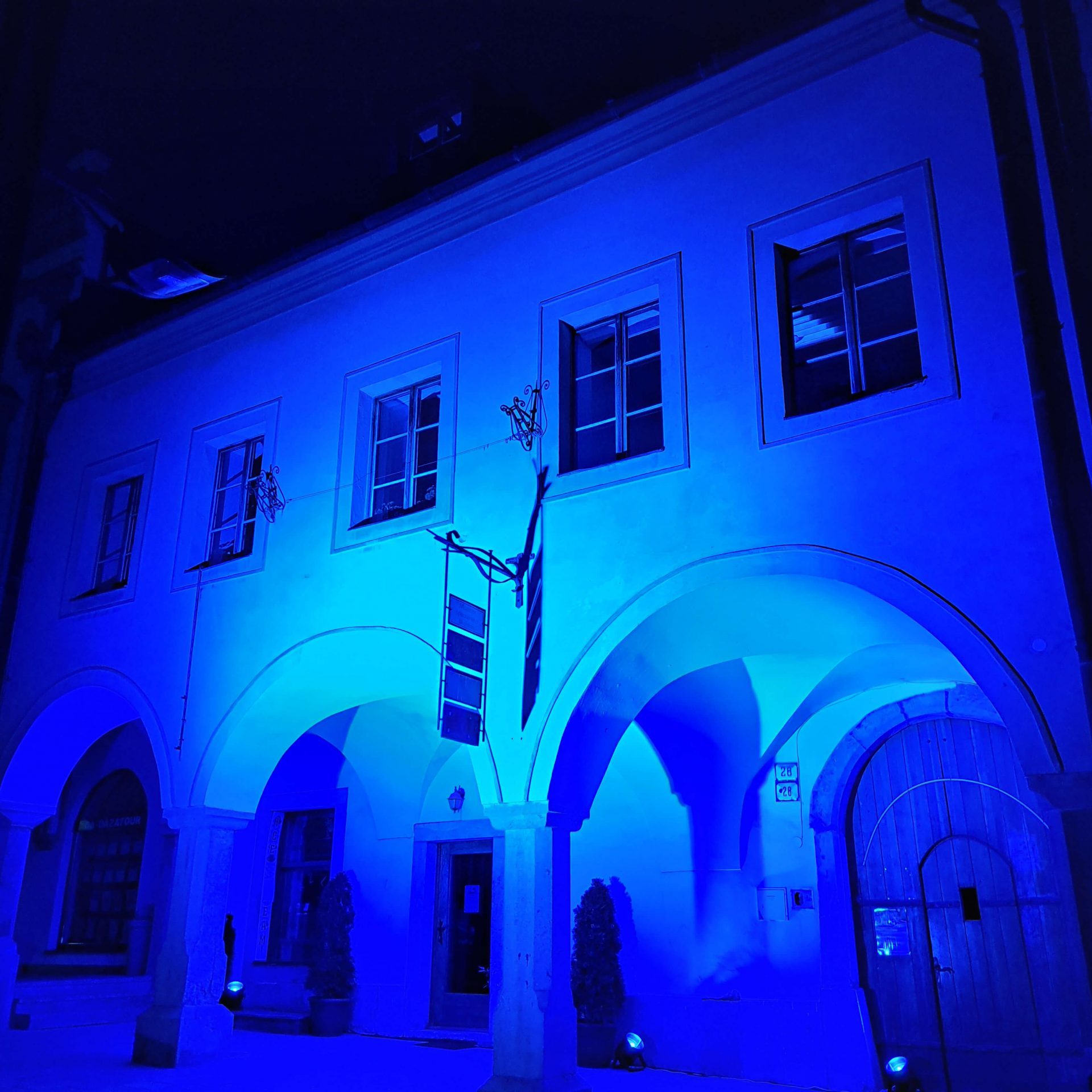 Múzeum špeciálneho školstva v Levoči rozsvietené na modro.