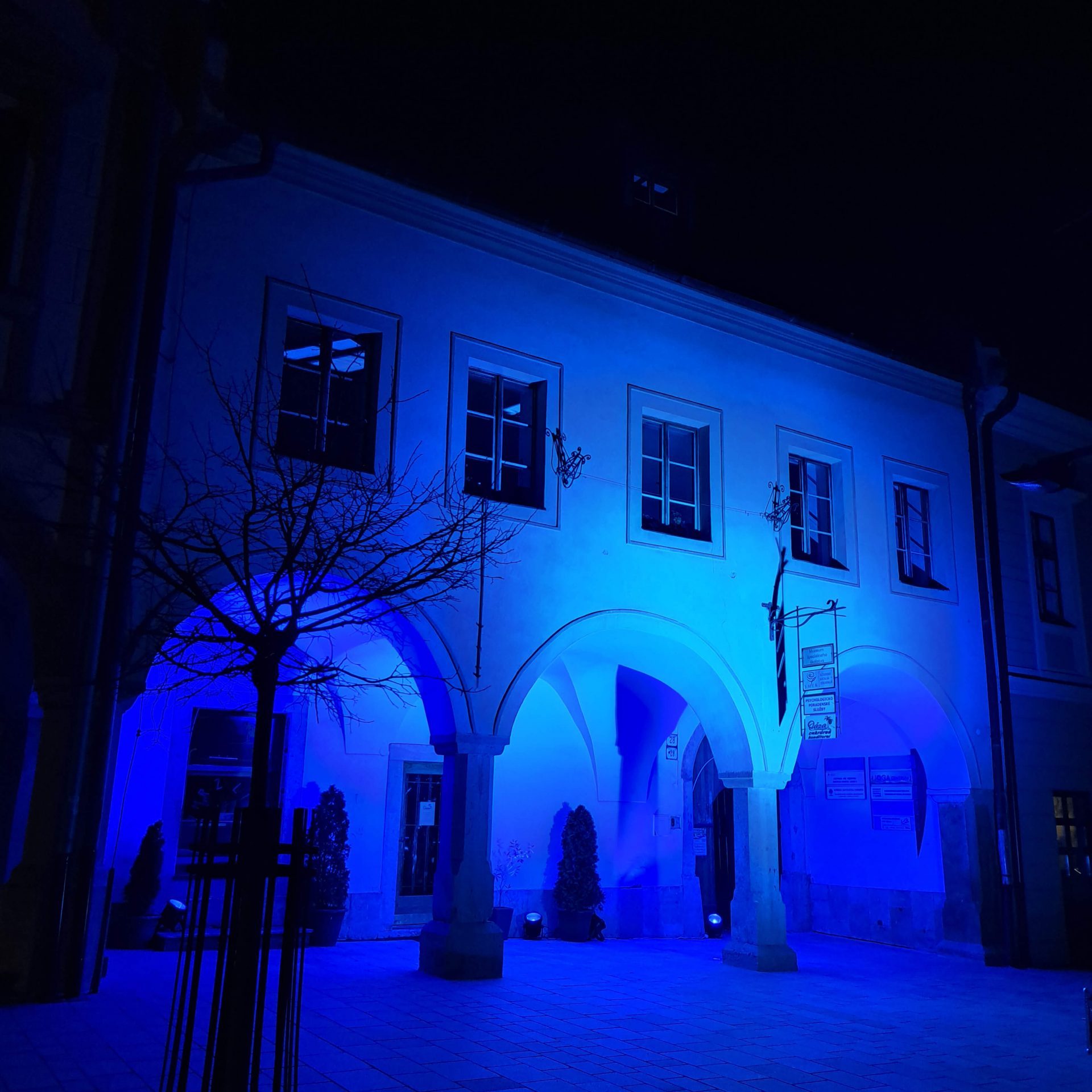 Múzeum špeciálneho školstva v Levoči rozsvietené na modro.