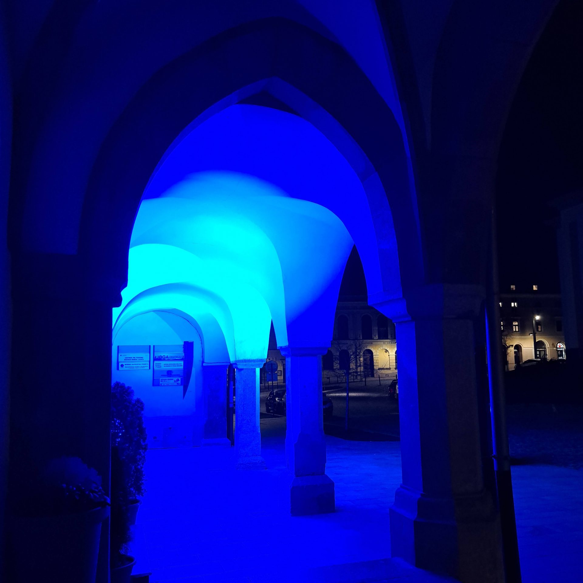 Múzeum špeciálneho školstva v Levoči rozsvietené na modro.