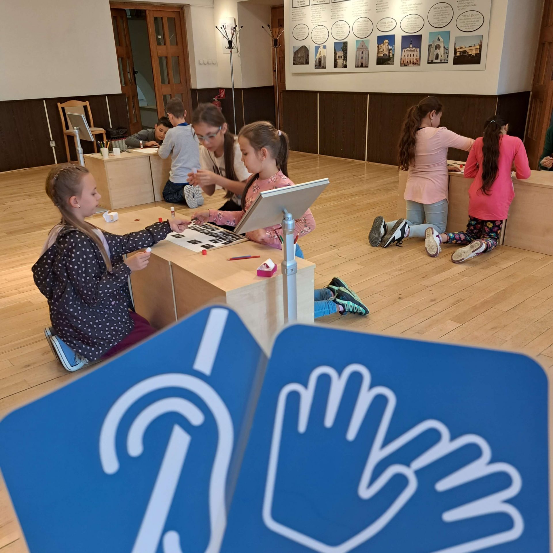 Účastníci podujatia s názvom Prekročme bariéru ticha a zoznámte sa s hravou prstovou abecedou v Múzeu špeciálneho školstva v Levoči.