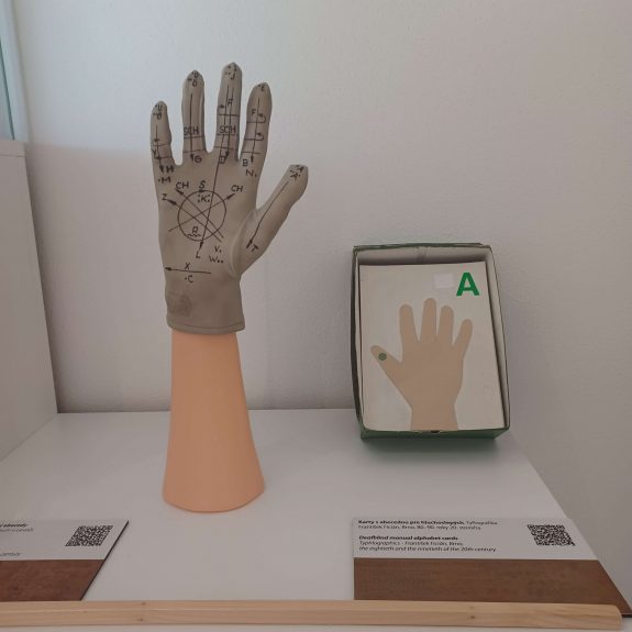 Hluchoslepota Ruka a abecedou pre hluchoslepých.