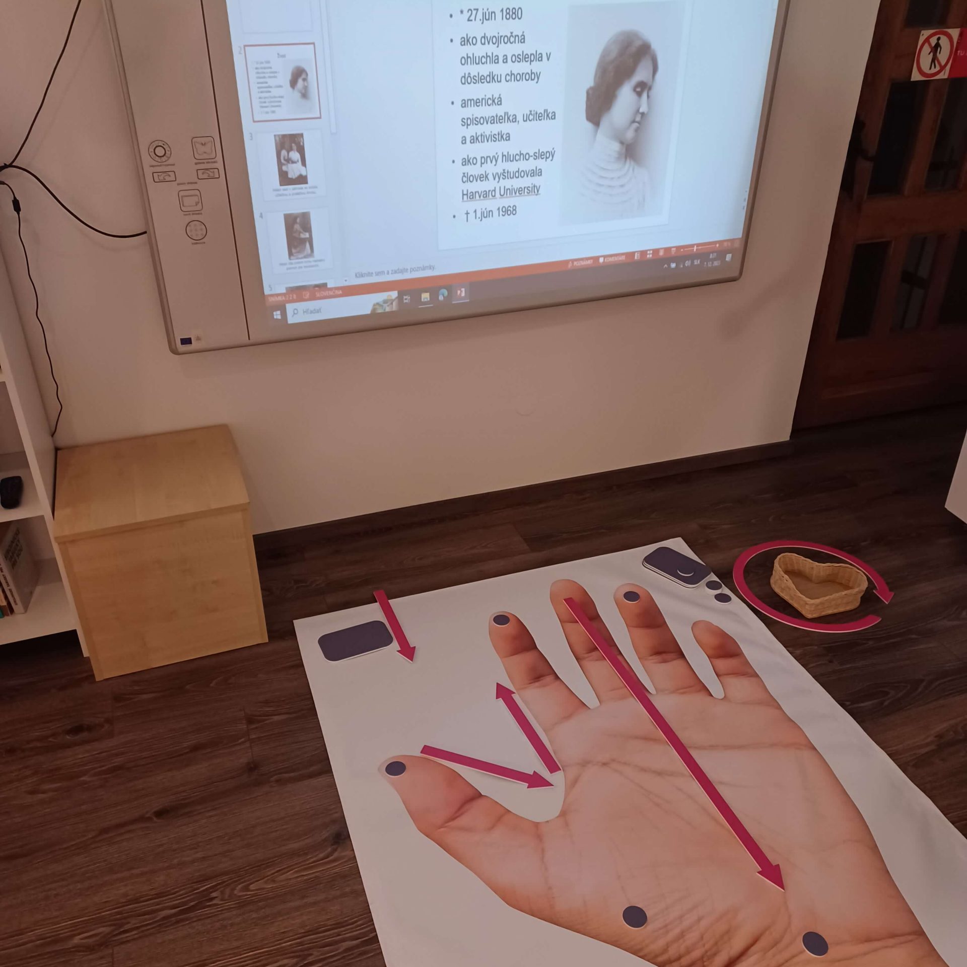 Nadrozmerný plagát ruky, na ktorom sa dá vysvetliť abeceda pre hluchoslepých.