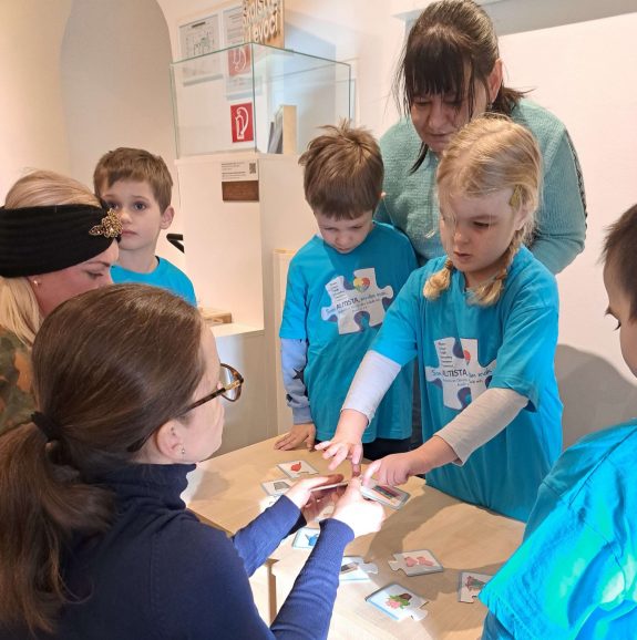 Návštevníci múzea sa dozvedajú o autizme.