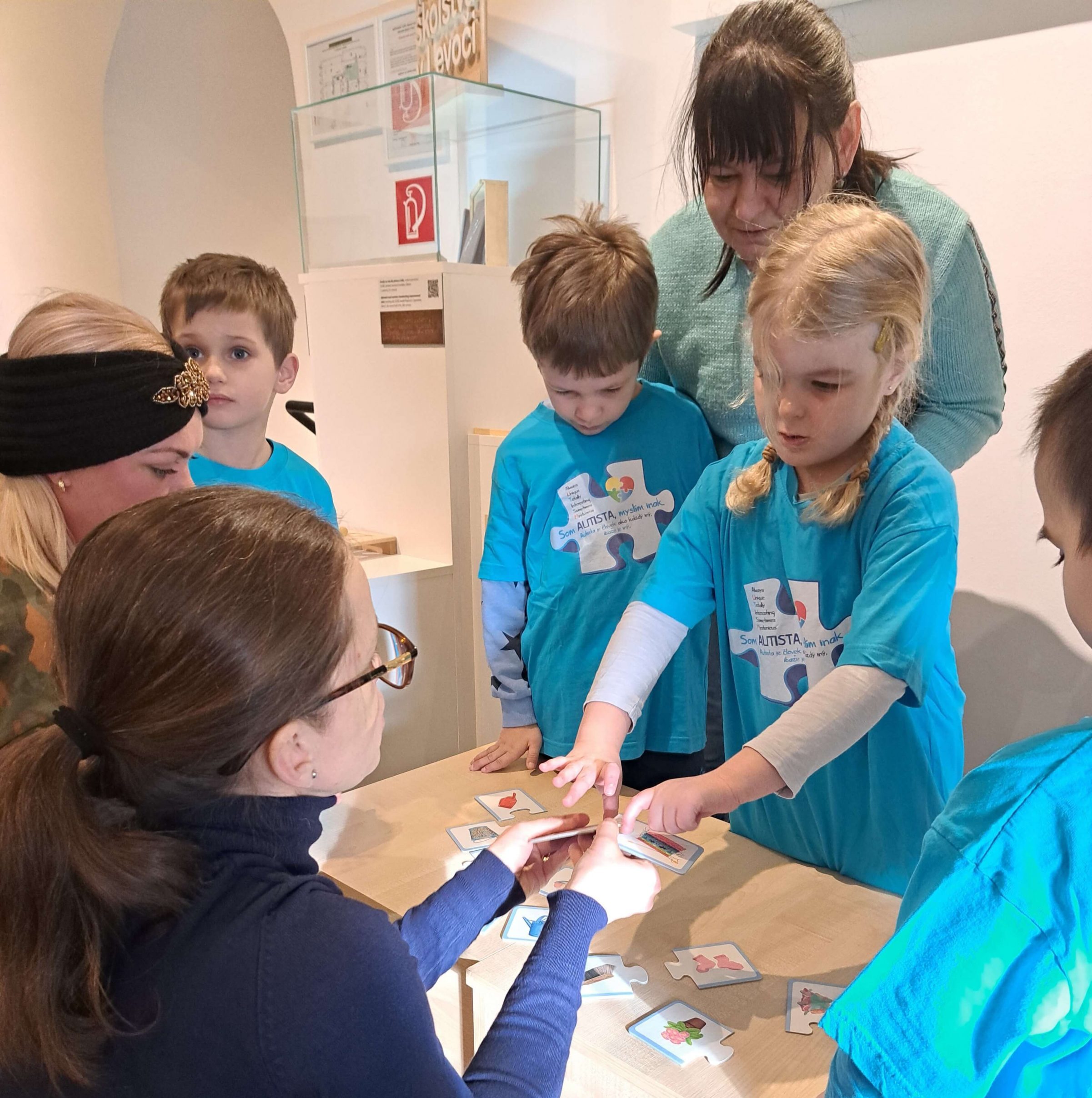 Návštevníci múzea sa dozvedajú o autizme.