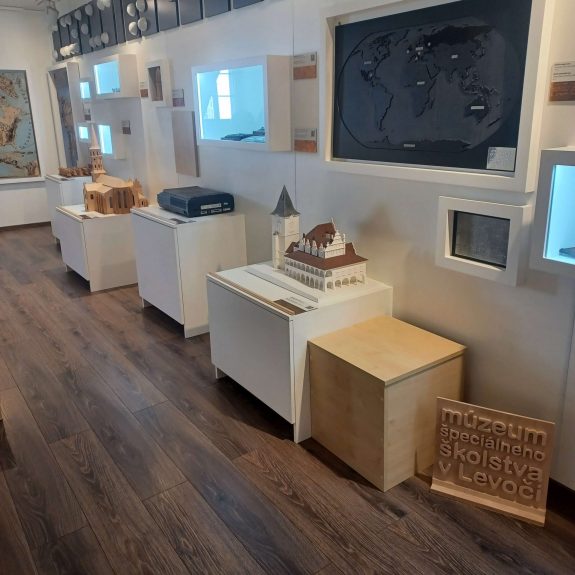 Priestor v Múzeu špeciálneho školstva v Levoči venovaný ľudským zmyslom, kde sa nachádza model levočskej radnice aj Baziliky sv. Jakuba.