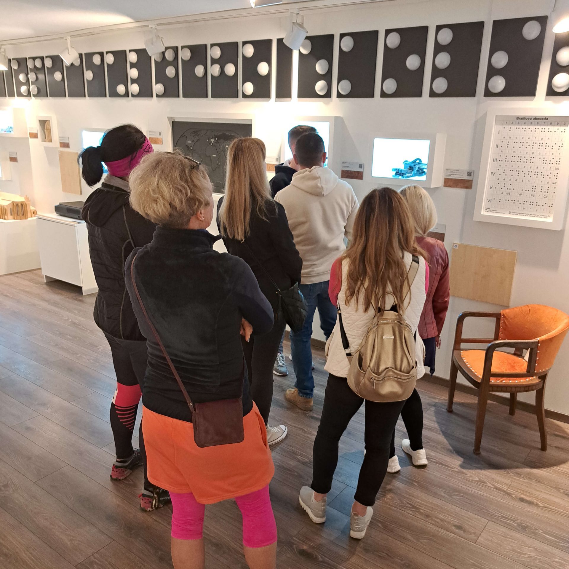 Návštevníci v stálej expozícii.