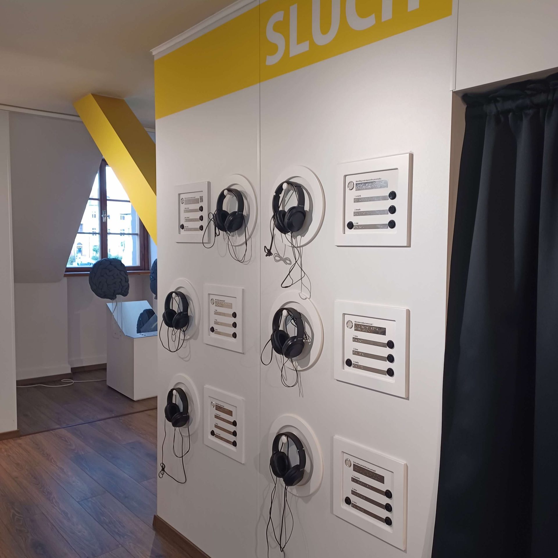 Časť expozície v Múzeu špeciálneho školstva venovaná sluchu.