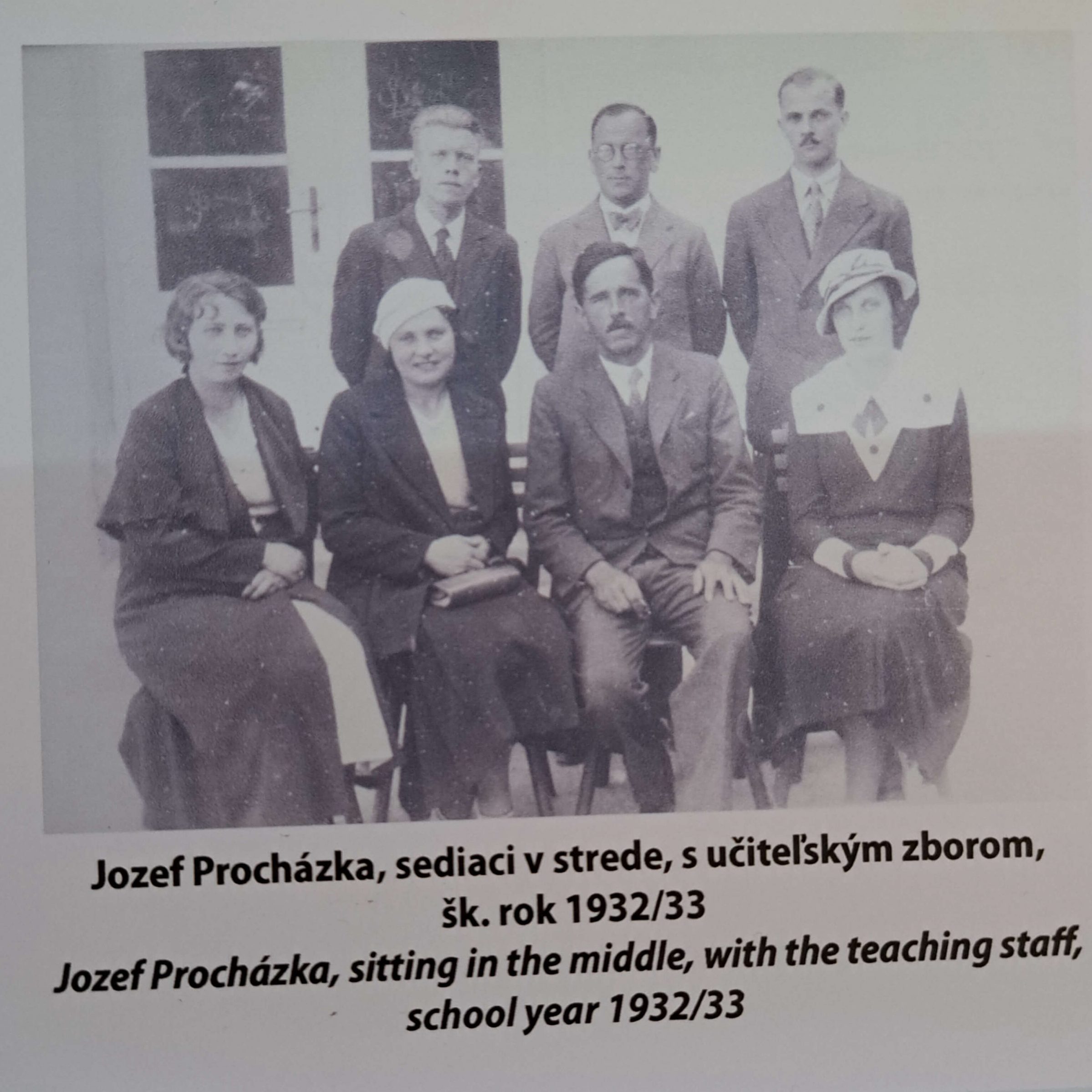 Jozef Procházka, sediaci v strede s učiteľským zborom, šk. rok 1932/33.