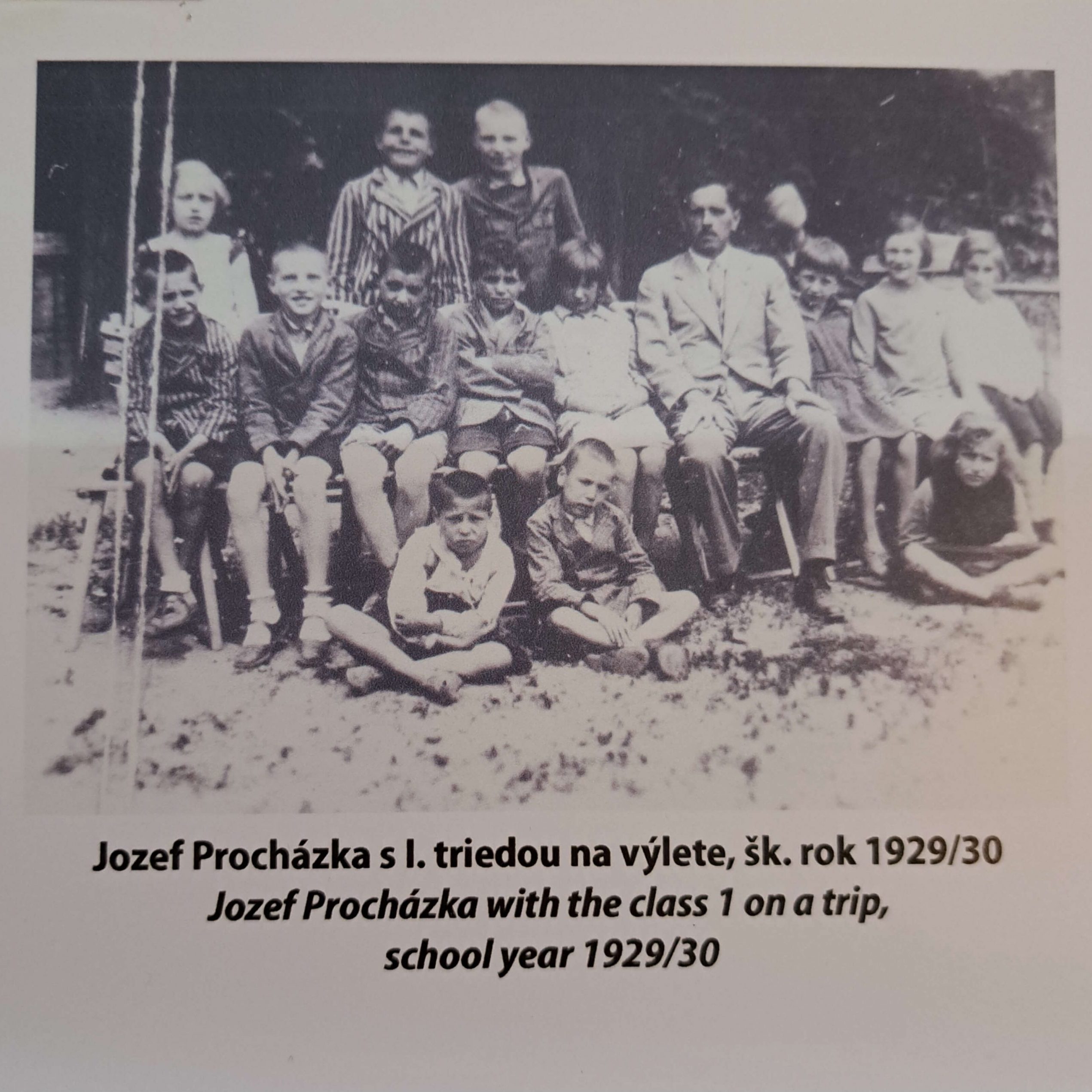 Jozef Procházka s I. triedou na výlete, šk. rok 1929/30.