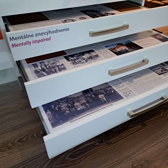 Mentálne znevýhodnenie Informácie o mentálnom znevýhodnení v priestoroch Múzea špeciálneho školstva v Levoči.