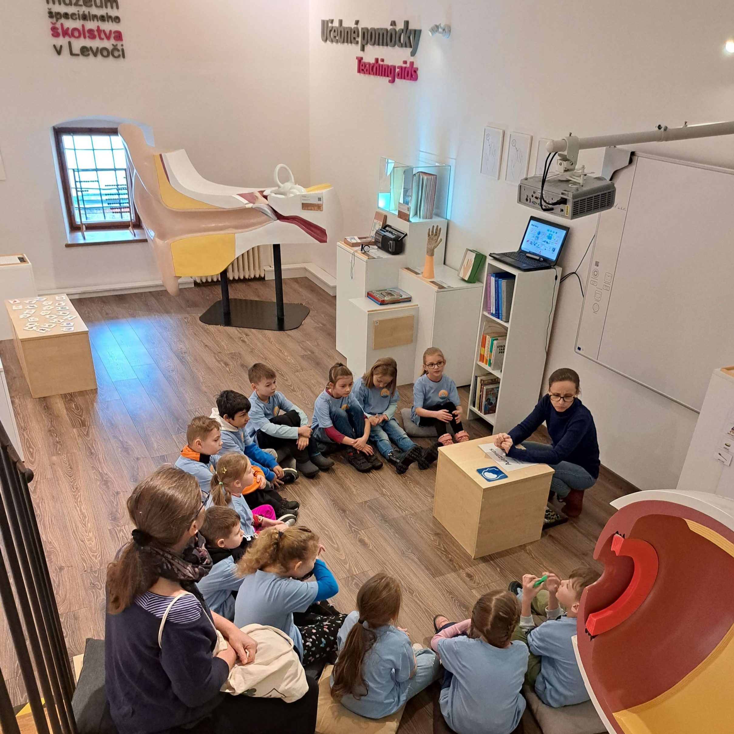 Návštevníci múzea sa dozvedajú o autizme.