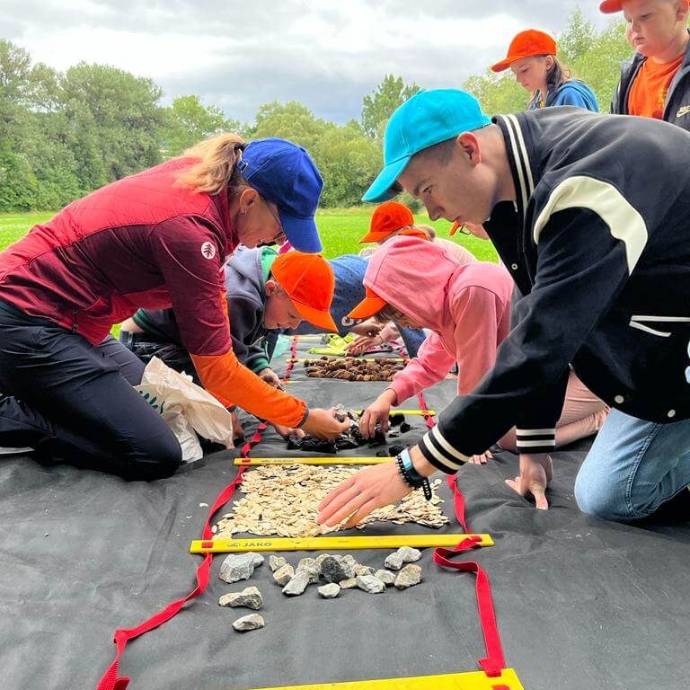 Ekomúzejníci pripravujú senzorický koberec.