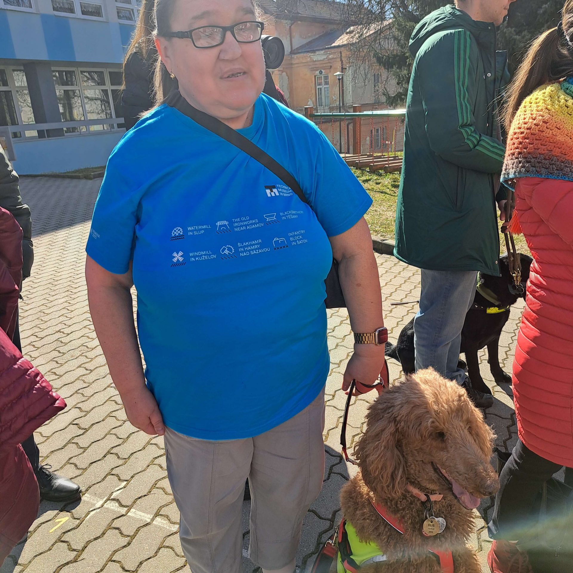 Pani s vodiacim psom.