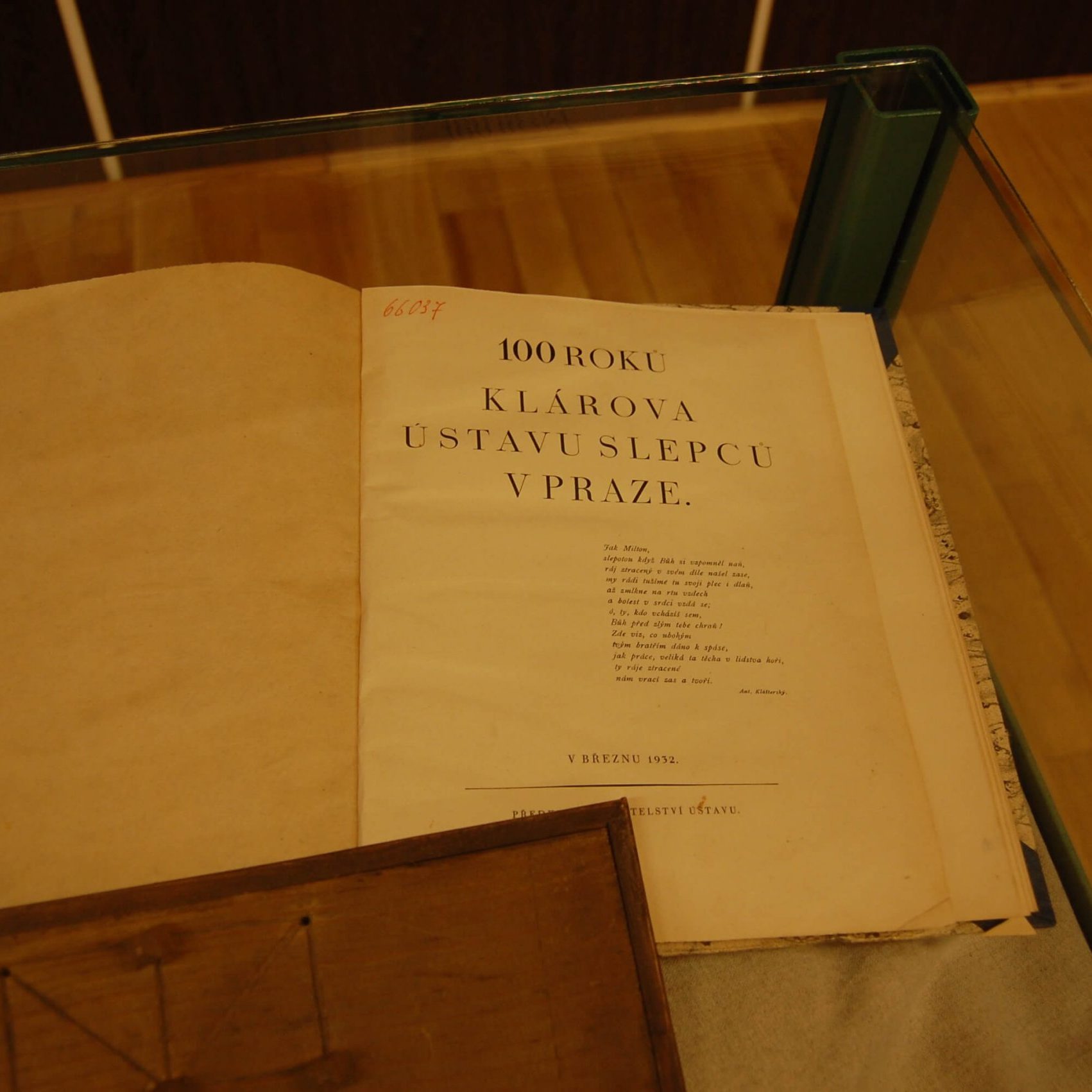 Kniha: 100 roku Klárova ústavu v Prahe.