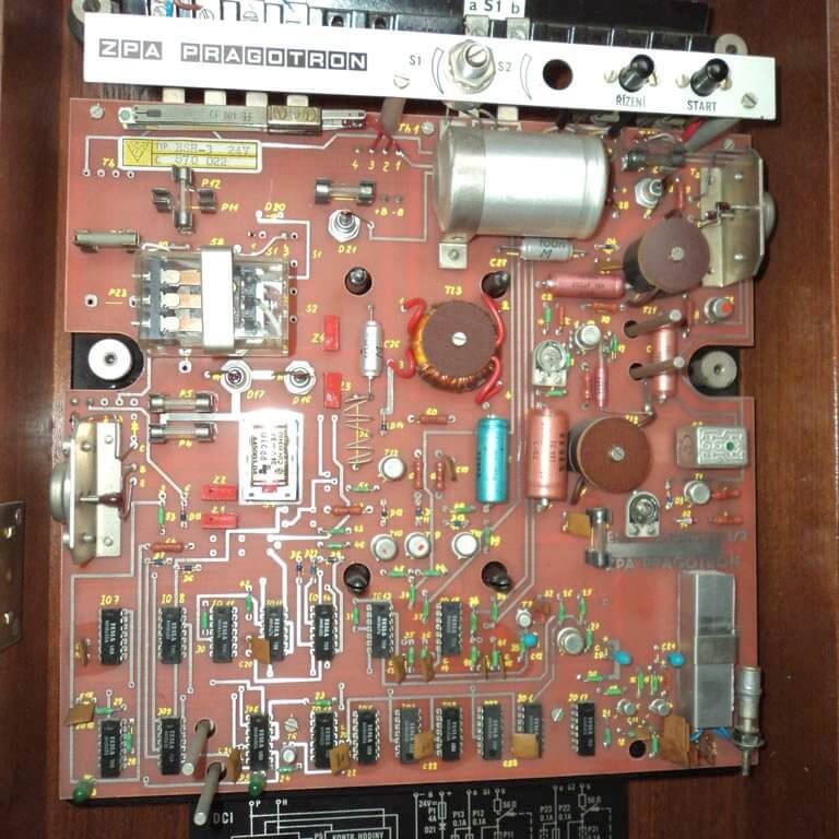 elektronické hlavné signálne hodiny s typovým označením ESH 3